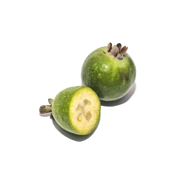 Grön feijoa frukt på vit bakgrund — Stockfoto