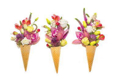 Beyaz arka planda çiçekli gözleme konileri