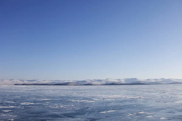 Hielo del lago Baikal. Paisaje invierno — Foto de Stock