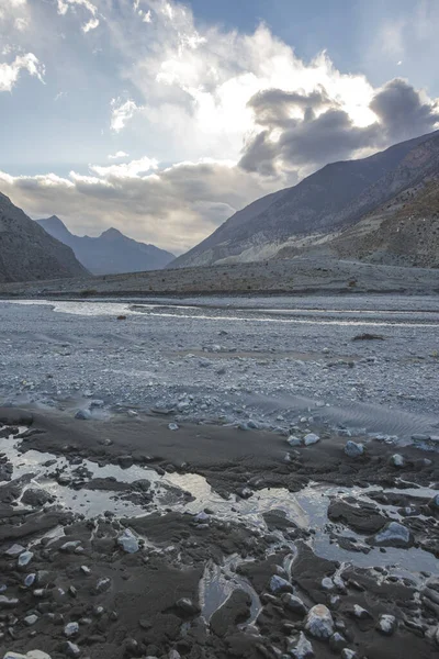 Río Gandak cerca del pueblo de Martha. Nepal, Montaña del Himalaya — Foto de Stock