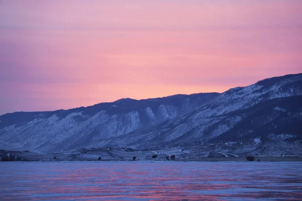 Deniz Baykal, Kış Doğa. Cape Uyuga günbatımı manzara — Stok fotoğraf