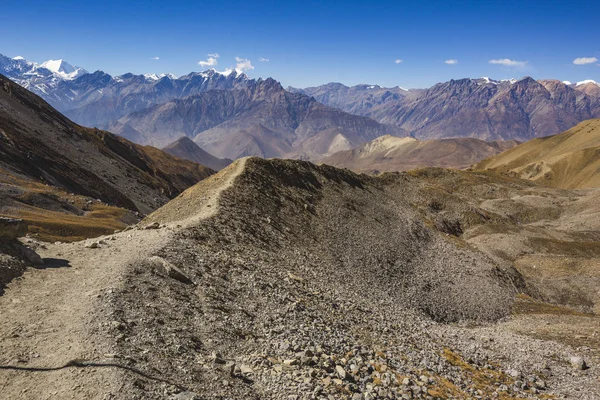 Thorong la Pass, montagne dell'Himalaya. Nepal, circuito di Annapurna tr — Foto Stock