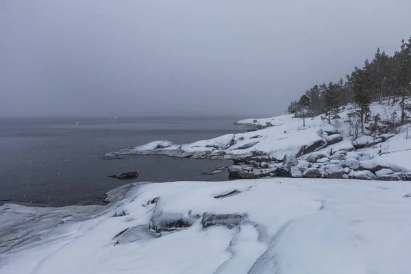 Blizzard en la costa rocosa del lago Ladoga — Foto de Stock