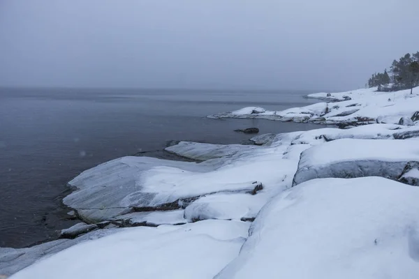 Blizzard en la costa rocosa del lago Ladoga — Foto de Stock