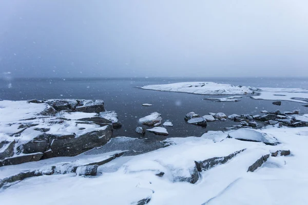 Blizzard on the rocky shore of Lake Ladoga — Stock Photo, Image