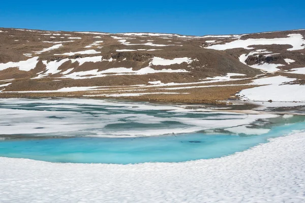 Lago en la meseta de Putorana. Rusia, región de Krasnoyarsk — Foto de Stock