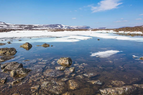 Lago en la meseta de Putorana. Rusia, región de Krasnoyarsk — Foto de Stock