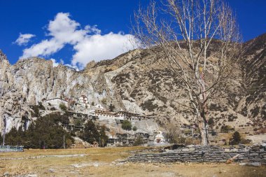 Nepal 'in Himalaya dağlarındaki Braka Manastırı. Annapurna sirküsü