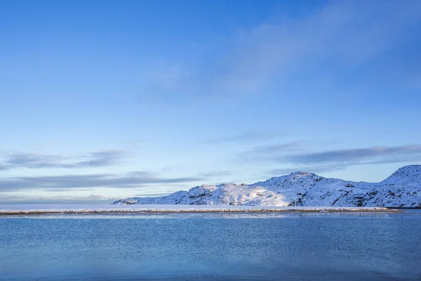 Guba Voronya Bay. Kola halvön vinterlandskap — Stockfoto