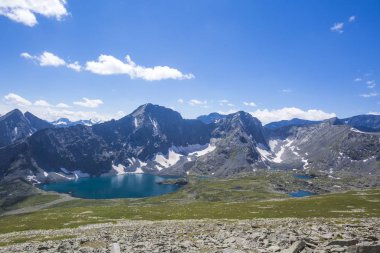 Yeshtu Vadisi, Alla-Askir Gölü manzarası. Altai Dağı arazisi