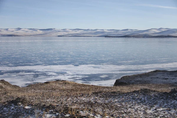 Lago Baikal paisaje de invierno. Wiew desde la isla de Oltrek — Foto de Stock