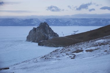 Rock Shamanka. Cape Burhan, Deniz Baykal, kış manzarası.