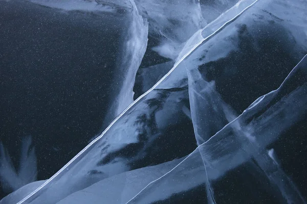 在贝加尔湖的冰裂缝。冬天纹理 — 图库照片
