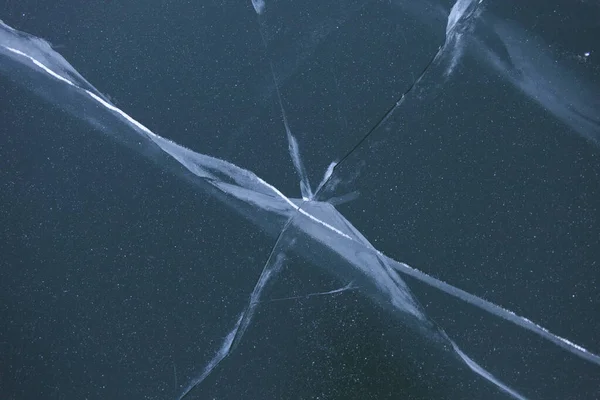 在贝加尔湖的冰裂缝。冬天纹理 — 图库照片