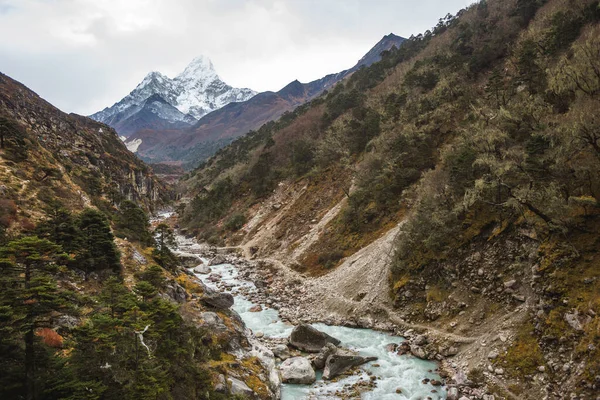 Bhote river and Ama Dablam mount. Nepal — Stock Photo, Image