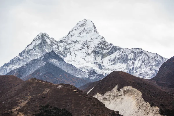 Ama Dablam stijgt op. Nepal, nationaal park Sagarmatha — Stockfoto