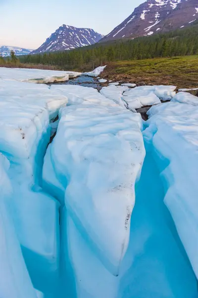 Nieve y hielo a orillas del río Hoisey. Meseta de Putorana , — Foto de Stock