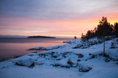 Ladoga gölünde şafak vakti. Leningrad bölgesi, Rusya