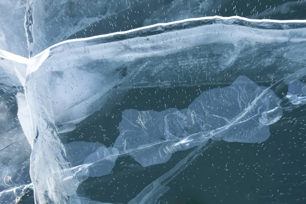 Grietas en el hielo turquesa del lago Baikal —  Fotos de Stock