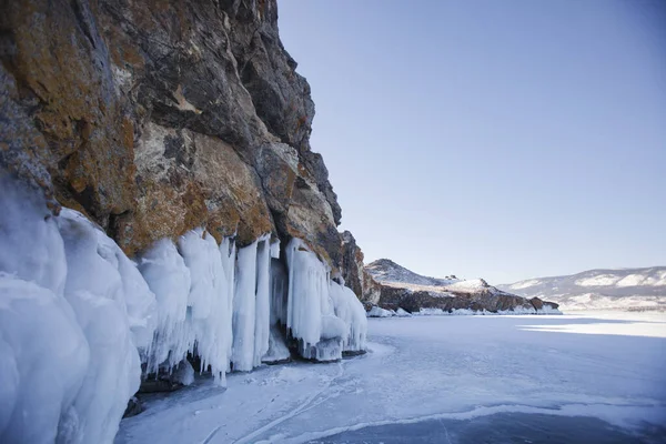 Grietas en el hielo. Lago Baikal, isla Oltrek. Paisaje invierno — Foto de Stock