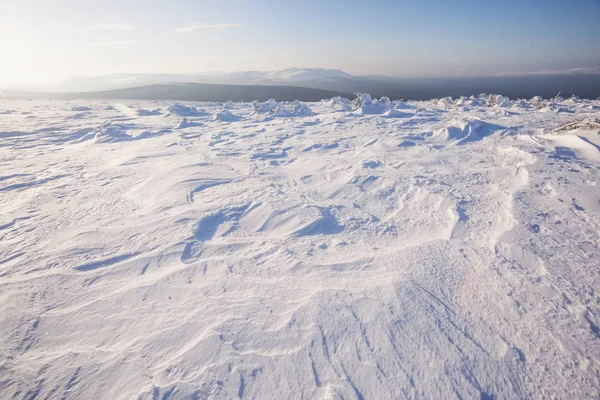 Deserto di neve nelle montagne degli Urali Settentrionali, Russia — Foto Stock