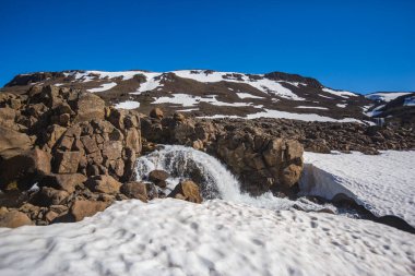 Putorana Platosu 'nda akarsu ve kar, Taimyr manzarası. Rusya