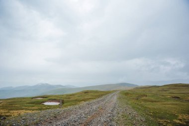 Kafkasya Dağları 'ndaki yol ilkbahar manzarası. Karachay-Çerkesya Cumhuriyeti, Rusya