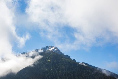 Kafkasya Dağları bahar manzarası. Arhiz 'den görüntü. Karachay-Çerkesya Cumhuriyeti, Rusya