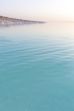 Ölü Deniz 'in turkuaz suyu. Ürdün gün batımı manzarası