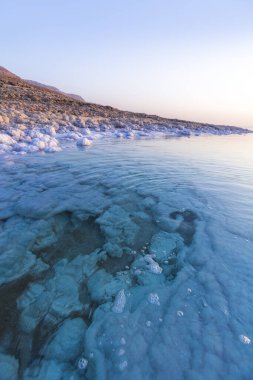 Ölü Deniz kıyısında tuz. Jordan günbatımı manzara