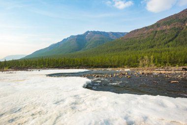 Hoisey Nehri. Putorana Platosu 'nda kutup günü, Taimyr. Krasnoyarsk Bölgesi, Rusya