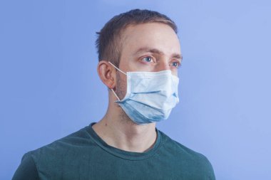 Sağlık hizmetleri. Tıbbi maskeli genç adam..