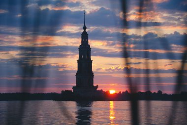 Rus Simgesi. Kalyazin, Rybinsk rezervuarında su basmış çan kulesi