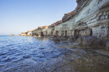 Cavo Greco Burnu 'nun deniz mağaraları. Ayia Napa, Kıbrıs. Akdeniz manzarası