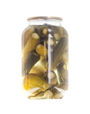 Beyaz arka planda kavanozda ev yapımı salatalık turşusu.