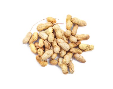 Kabuklu fıstık yığını beyaz arkaplanda izole
