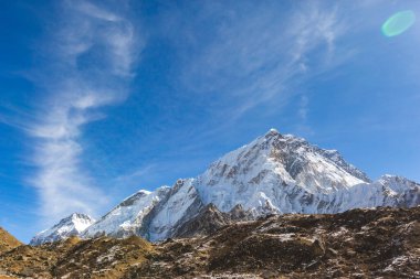 Everest 'in ana kampına giden yolu izleyin. Sagarmatha Ulusal Parkı, Nepal