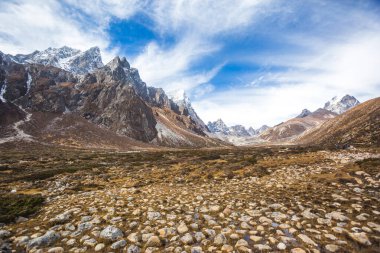 Perice köyü yakınlarındaki Everest ana kampına giderken görüldü. Sagarmatha Ulusal Parkı, Nepal