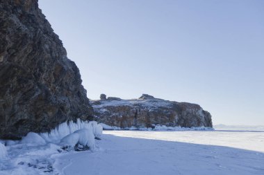 Oltrek Adası kaya buz sarkıtları. Deniz Baykal. Kış manzarası