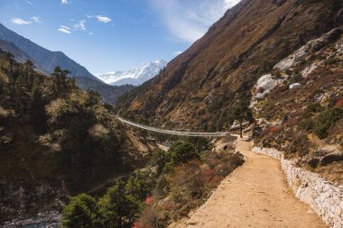 Everest ana kampına giden yol. Sagarmatha Ulusal Parkı, Nepal