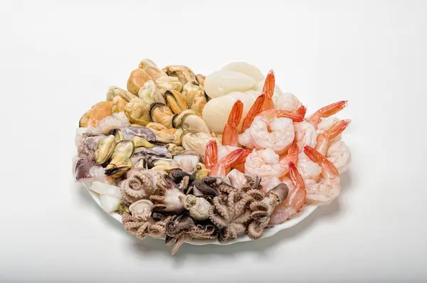 Свіжі морепродукти на тарілці — стокове фото