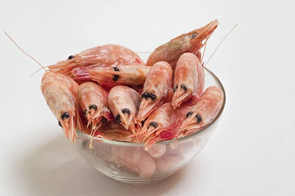 Prawns in the shell in a transparent bowl — Stock Photo, Image