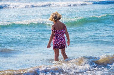Kız denize yürüyor