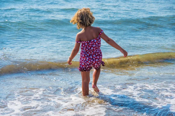 Fille marche dans la mer — Photo