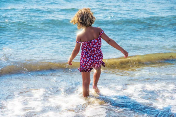 Mädchen geht ins Meer — Stockfoto