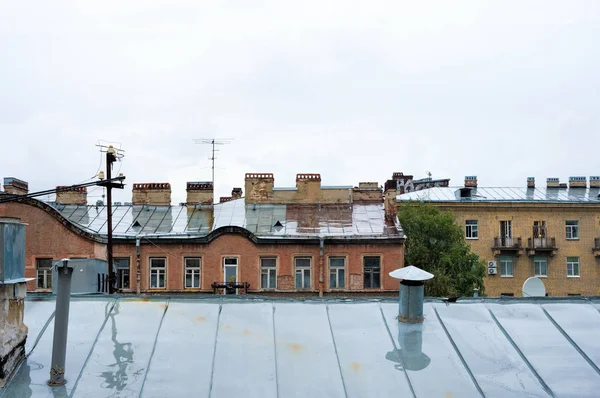 Влажные крыши города — стоковое фото