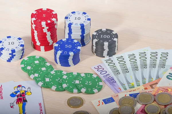 Fichas de casino e dinheiro — Fotografia de Stock