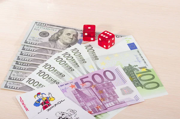 Casino chips en geld — Stockfoto