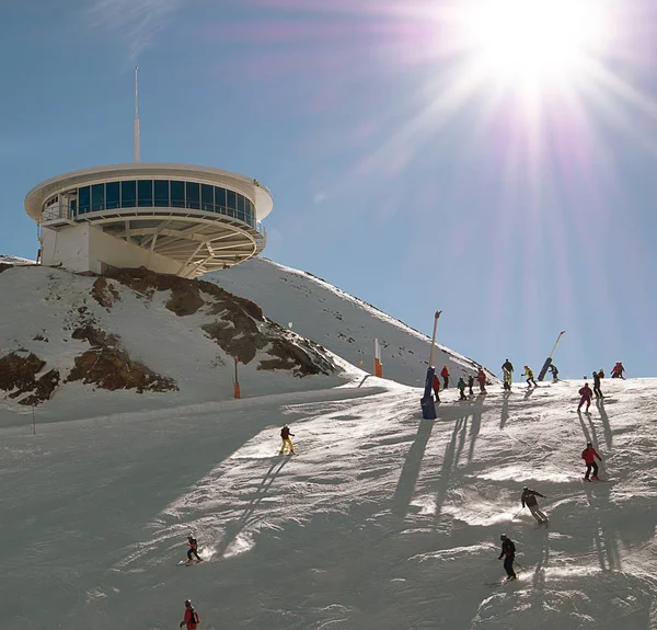 Skifahren und Snowboarden im Schnee — Stockfoto