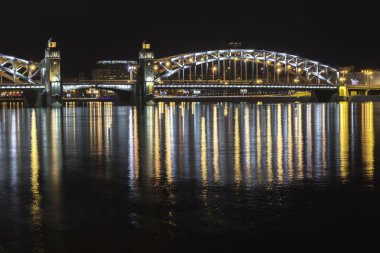 Bolsheokhtinsky köprü gece görünümü